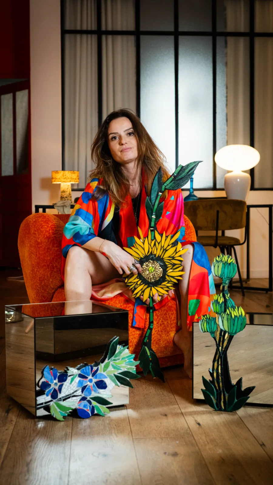 Juliette Nass, artiste mosaïste à Marseille, avec une de ses mosaïques en forme de tournesol